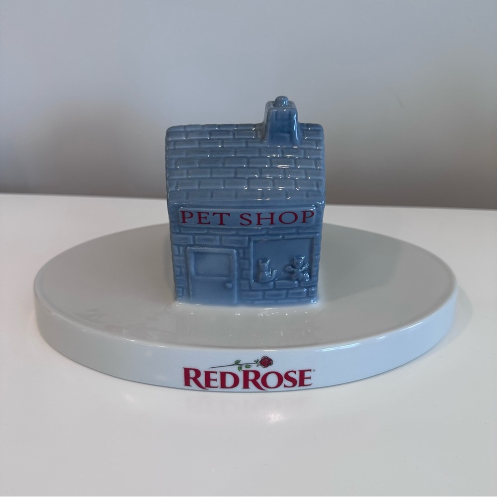 Wade Red Rose Tea Pet Shop Decorative Display